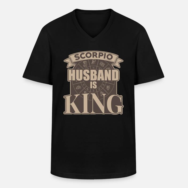 Skorpion Ehemann Ist König - Männer-T-Shirt mit V-Ausschnitt - Schwarz