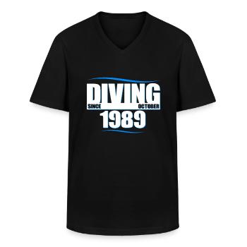 Taucher Geburtstag - Diving since October 1989 - Männer-T-Shirt mit V-Ausschnitt - Schwarz - Vorne - AI Model Male 178 dark (178cm)