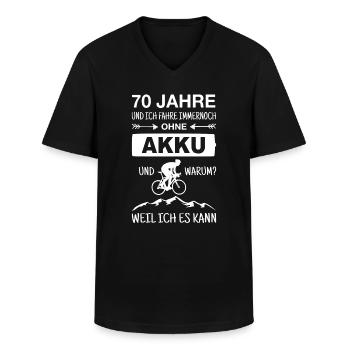 70 Jahre Ohne Akku Radfahrer Spruch Rennrad Opa - Männer-T-Shirt mit V-Ausschnitt - Schwarz - Vorne - AI Model Male 178 dark (178cm)