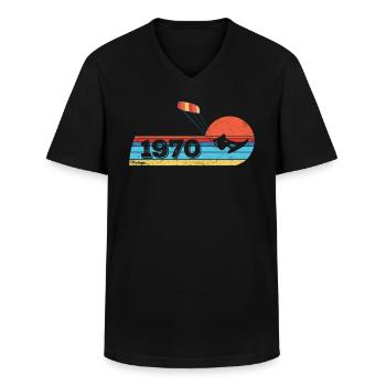 Kitesurf anniversaire Vintage des années 1970 né - T-shirt col V Homme - noir - Devant - AI Model Male 178 dark (178cm)