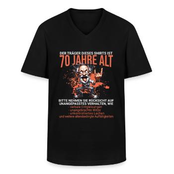 DER TRÄGER DIESES SHIRTS IST 70 JAHRE ALT - Männer-T-Shirt mit V-Ausschnitt - Schwarz - Vorne - AI Model Male 178 dark (178cm)