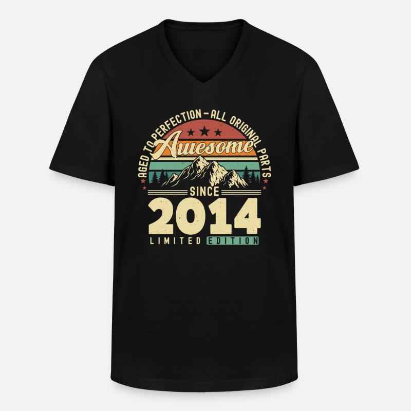 Großartig seit 2014 - Männer-T-Shirt mit V-Ausschnitt - Schwarz