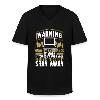 Kvalitetssikring på arbejdspladsen QA Code Testing - Klassisk herre T-shirt med V-udskæring - sort - Foran - AI Model Male 178 dark (178cm)