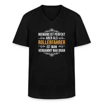 Rollerfahrer Motorroller Spruch - Männer-T-Shirt mit V-Ausschnitt - Schwarz - Vorne - AI Model Male 178 dark (178cm)