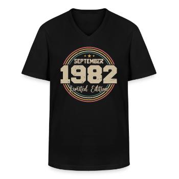 Cadeau Septembre 1982 September Birthday Gift 1982 - T-shirt col V Homme - noir - Devant - AI Model Male 178 dark (178cm)