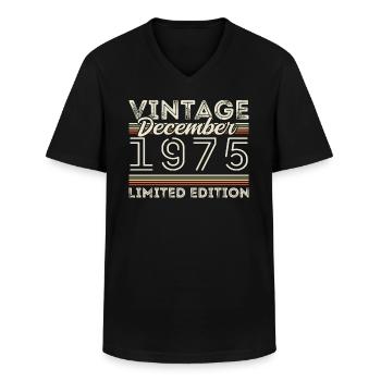 Vintage Décembre 1975 - 50e Anniversaire Décember - T-shirt col V Homme - noir - Devant - AI Model Male 178 dark (178cm)