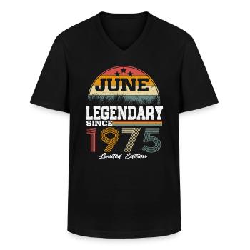 Les légendes sont nées en juin 1975 - T-shirt col V Homme - noir - Devant - AI Model Male 178 dark (178cm)