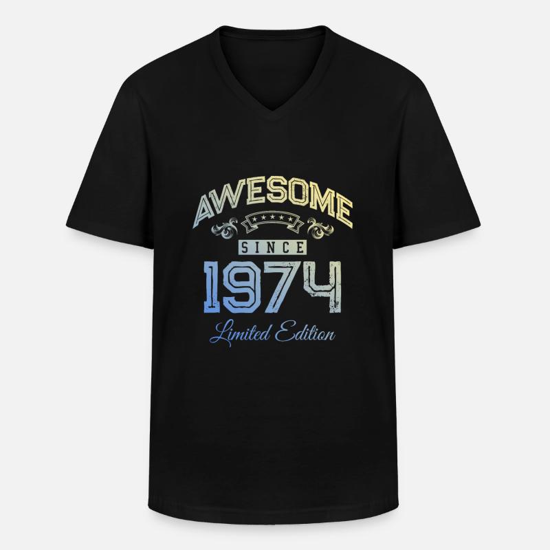 1974 awesome since - Männer-T-Shirt mit V-Ausschnitt - Schwarz