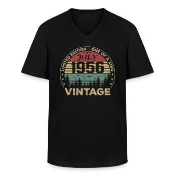 Juli 1956 Geburtstagsgeschenk Jahrgang 1956 - Männer-T-Shirt mit V-Ausschnitt - Schwarz - Vorne - AI Model Male 178 dark (178cm)