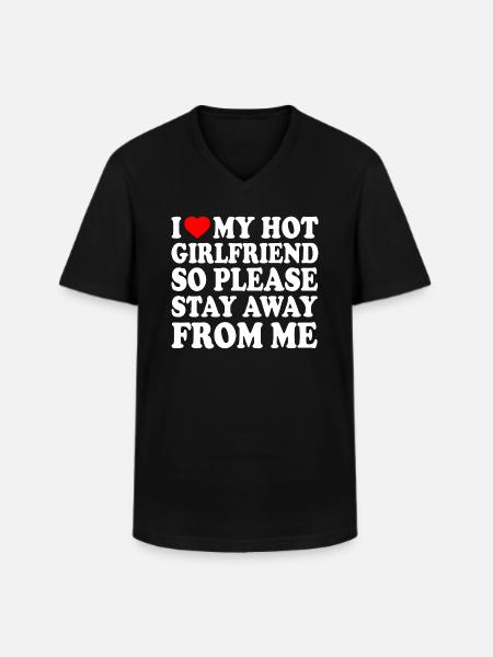 i love my hot girlfriend so please stay away from - Klasyczna koszulka męska z dekoltem w serek - czarny