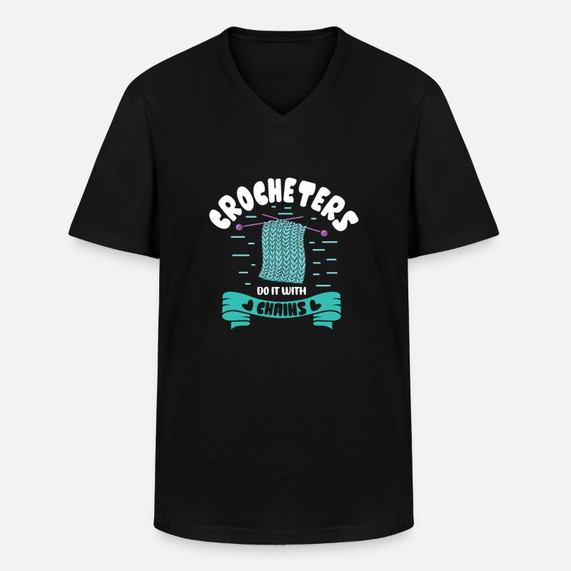 Crocheters do it with chains - Männer-T-Shirt mit V-Ausschnitt - Schwarz