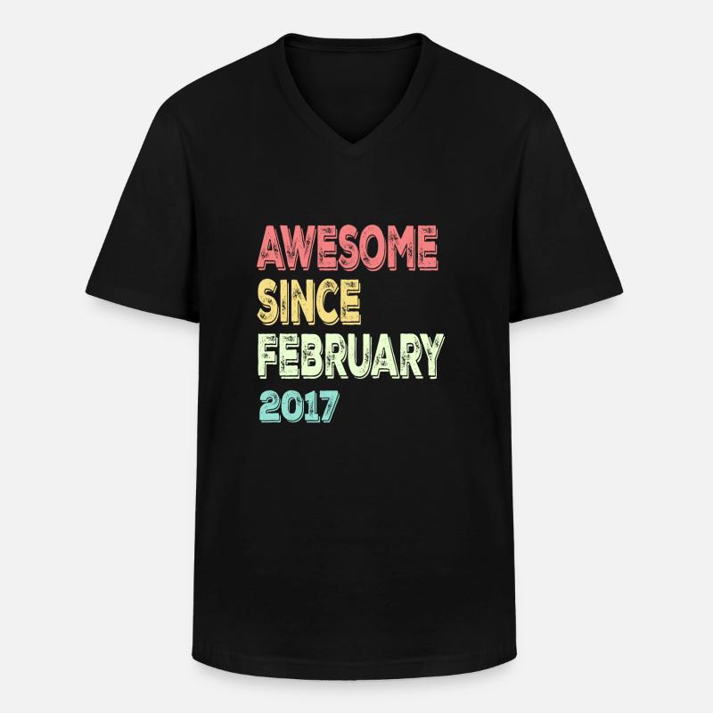 Großartig seit März 2017 - Männer-T-Shirt mit V-Ausschnitt - Schwarz