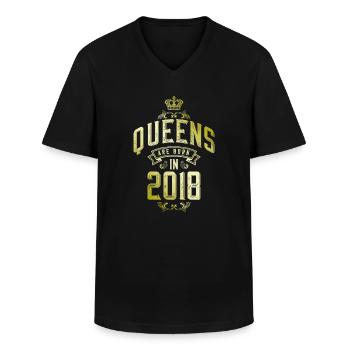 Reines nées en 2018 - T-shirt col V Homme - noir - Devant - AI Model Male 178 dark (178cm)