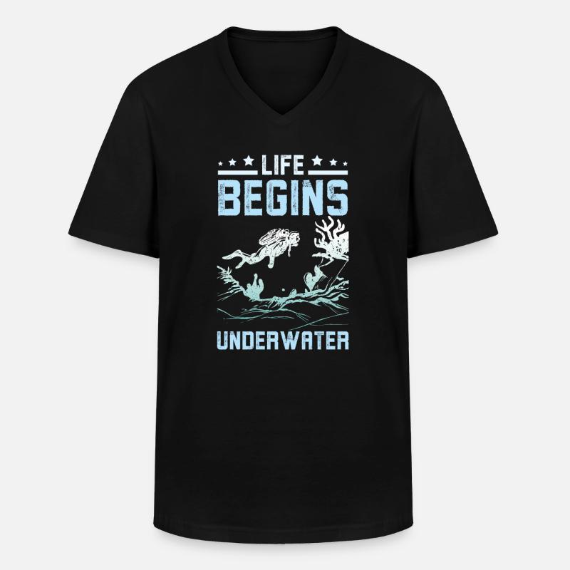 Life Begins underwater - Männer-T-Shirt mit V-Ausschnitt - Schwarz