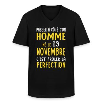 Anniversaire - Né le 13 Novembre Frôler perfection - T-shirt col V Homme - noir - Devant - AI Model Male 178 dark (178cm)