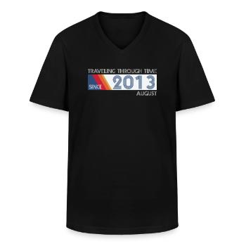 Drôle de voyage dans le temps anniversaire Design août 2013 - T-shirt col V Homme - noir - Devant - AI Model Male 178 dark (178cm)