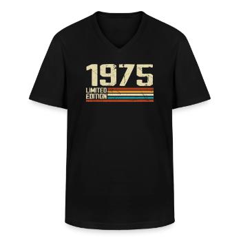 Vintage 1975 Retro Verjaardag - Geboren in 1975 - Klassiek mannen T-shirt met V-hals - zwart - Voor - AI Model Male 178 dark (178cm)