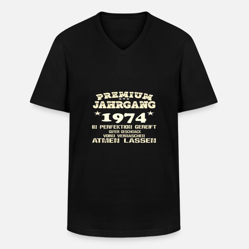 1974 Perfektion gereift - Männer-T-Shirt mit V-Ausschnitt - Schwarz