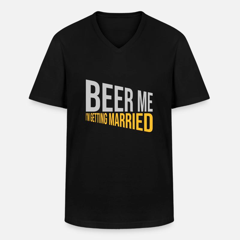Beer Me Getting Married - Männer-T-Shirt mit V-Ausschnitt - Schwarz