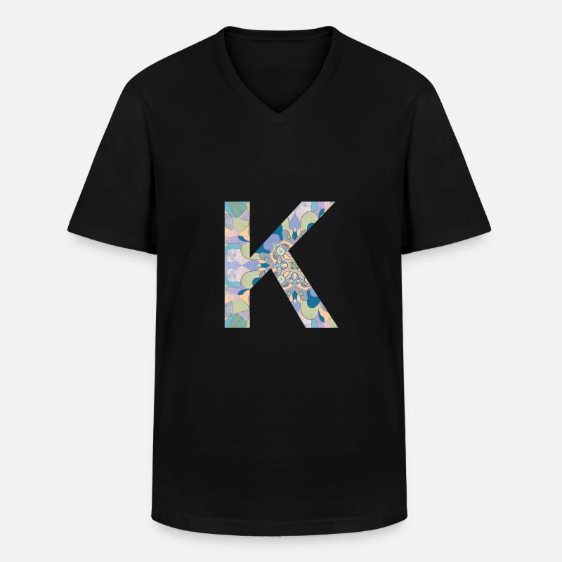 Buchstabe K im Mandala - Männer-T-Shirt mit V-Ausschnitt - Schwarz