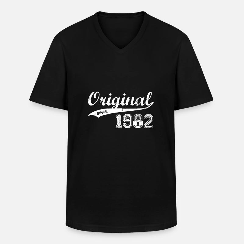 1982 - Männer-T-Shirt mit V-Ausschnitt - Schwarz