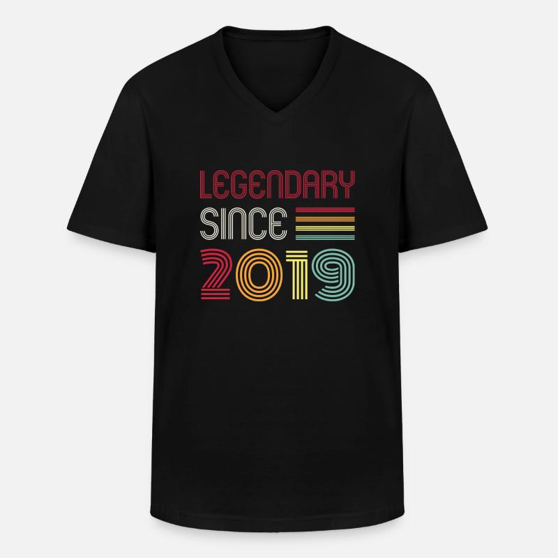 Birthday Legendary Since 2019 - Männer-T-Shirt mit V-Ausschnitt - Schwarz