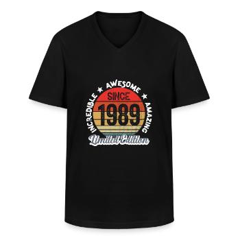 erstaunlich seit 1989 - Jubiläum - Männer-T-Shirt mit V-Ausschnitt - Schwarz - Vorne - AI Model Male 178 dark (178cm)