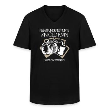 Ne sous-estimez jamais un vieil homme avec un appareil photo - T-shirt col V Homme - noir - Devant - AI Model Male 178 dark (178cm)