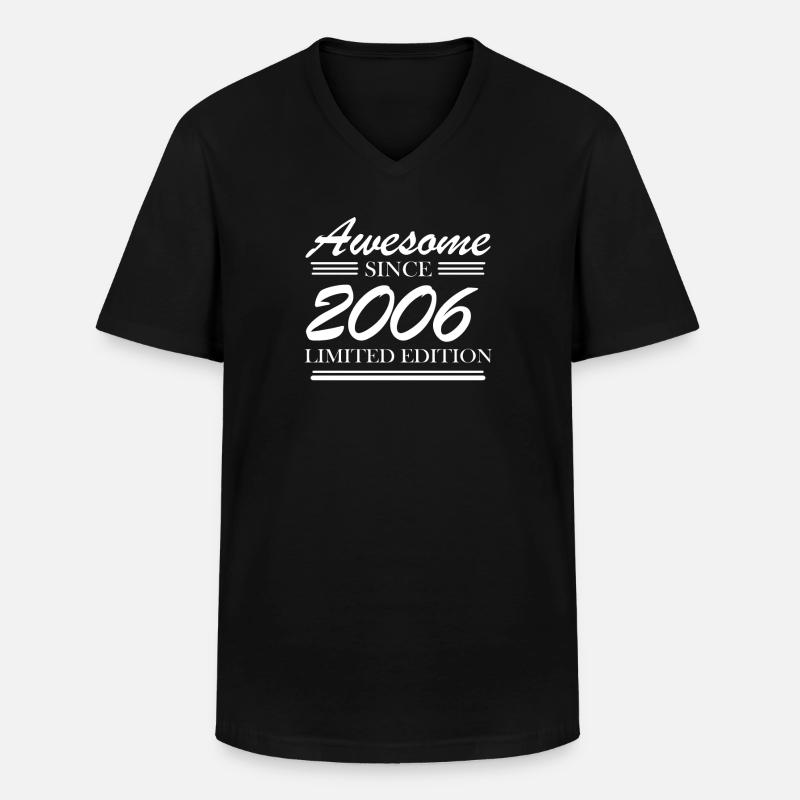 2006 - Männer-T-Shirt mit V-Ausschnitt - Schwarz