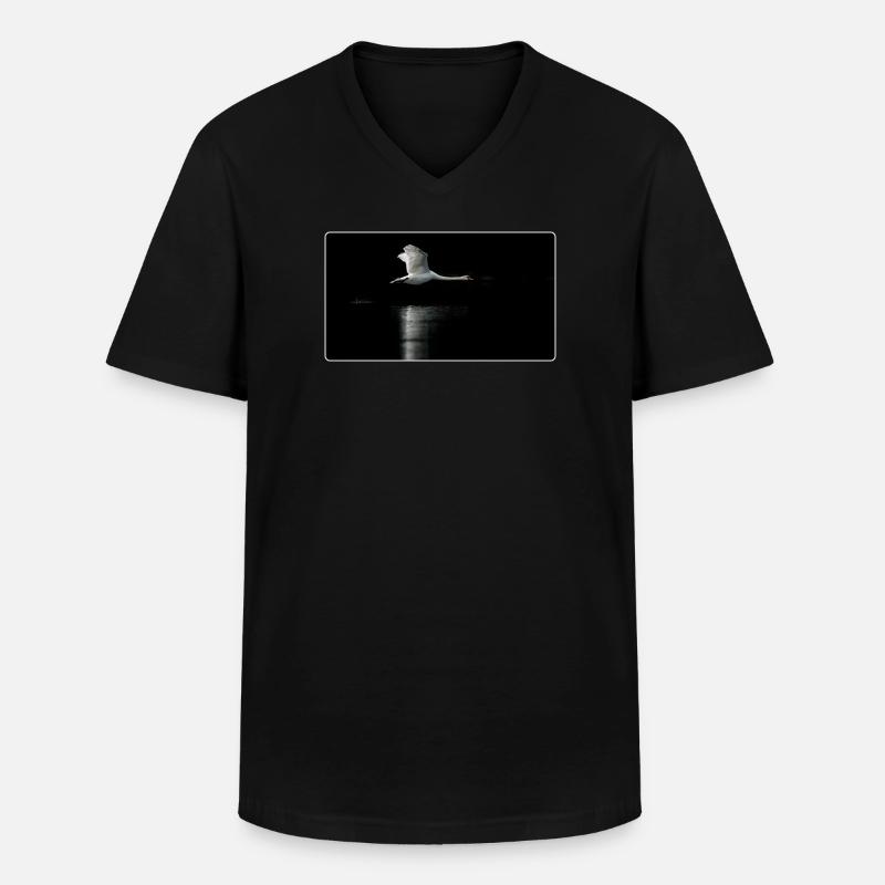Fotomotiv Schwan im Flug dunkel - Männer-T-Shirt mit V-Ausschnitt - Schwarz