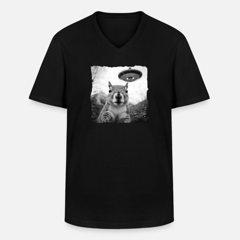 Alien Squirrel Encounter – Fun Sci-Fi - Men's V-Neck T-Shirt - black