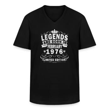 Februar 1976. Februar 1976 Geburtstagsgeschenk. - Männer-T-Shirt mit V-Ausschnitt - Schwarz - Vorne - AI Model Male 178 dark (178cm)