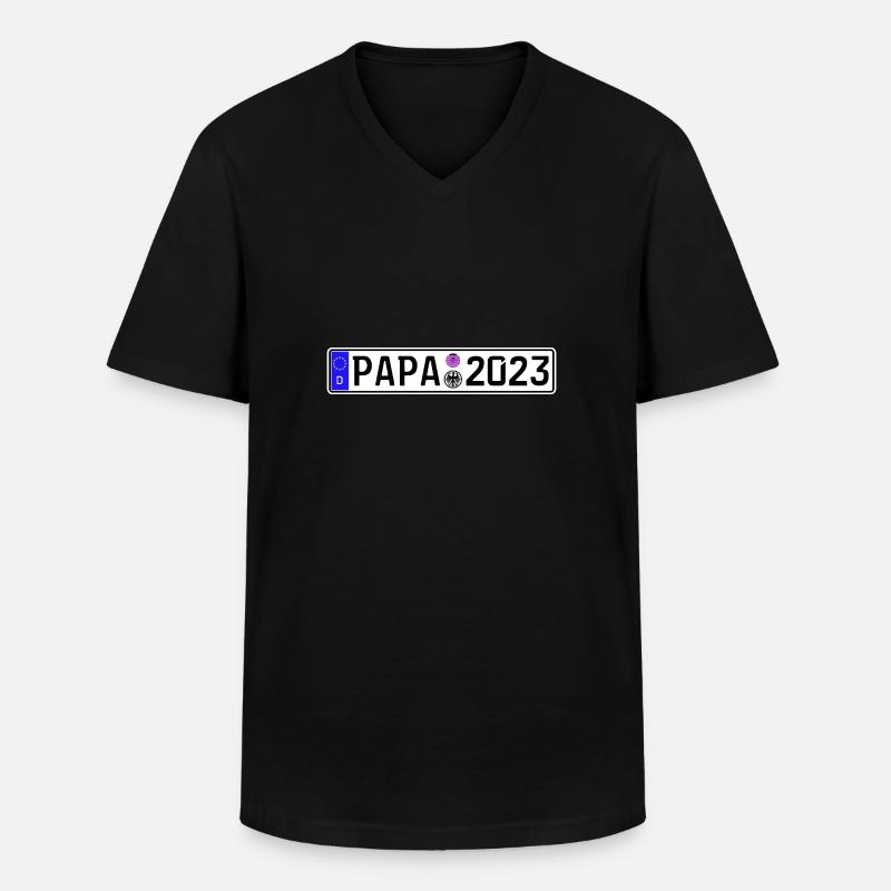 Papa 2023 Vater werden Nummernschild - Männer-T-Shirt mit V-Ausschnitt - Schwarz