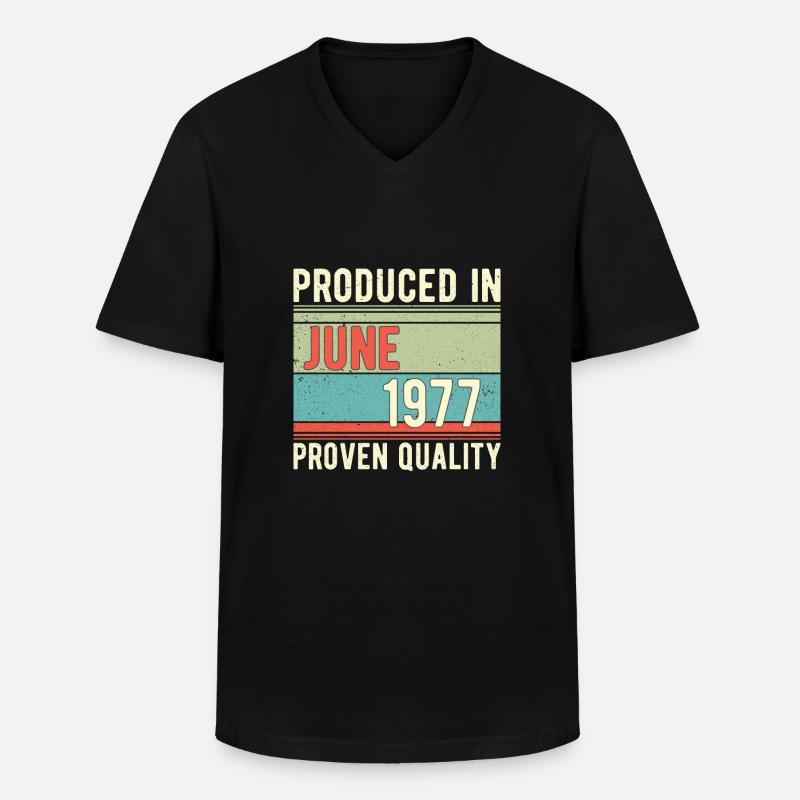 Geburtstag Juni 1977 PRODUCED IN - Männer-T-Shirt mit V-Ausschnitt - Schwarz