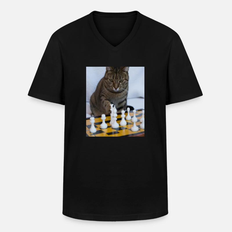 Katze spielt Schach - Männer-T-Shirt mit V-Ausschnitt - Schwarz