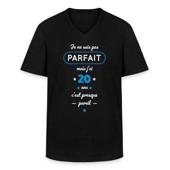 Anniversaire 20 ans - Pas parfait mais j'ai 20 ans - T-shirt col V Homme - noir - Devant - AI Model Male 178 dark (178cm)