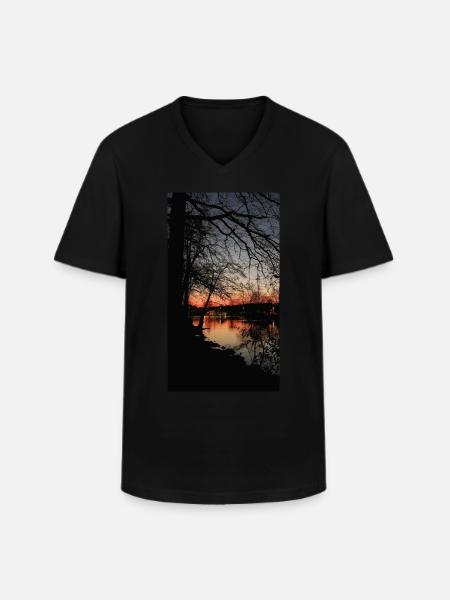 Sunset over the lake - Men's V-Neck T-Shirt - black