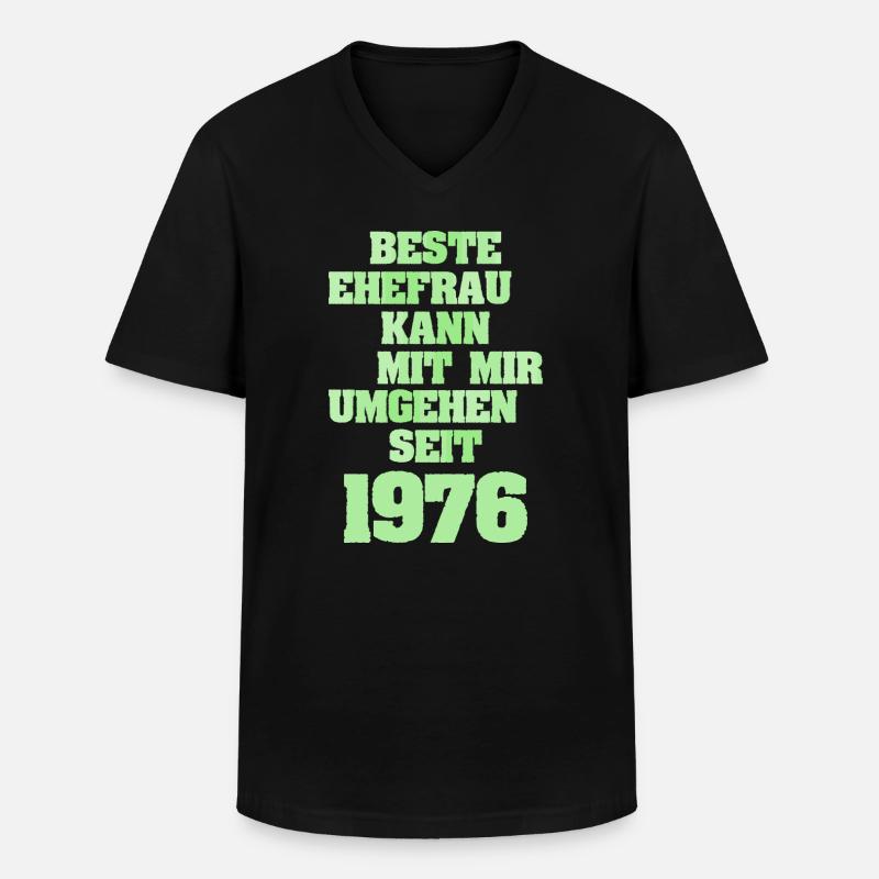 Witzig 1976 - Männer-T-Shirt mit V-Ausschnitt - Schwarz