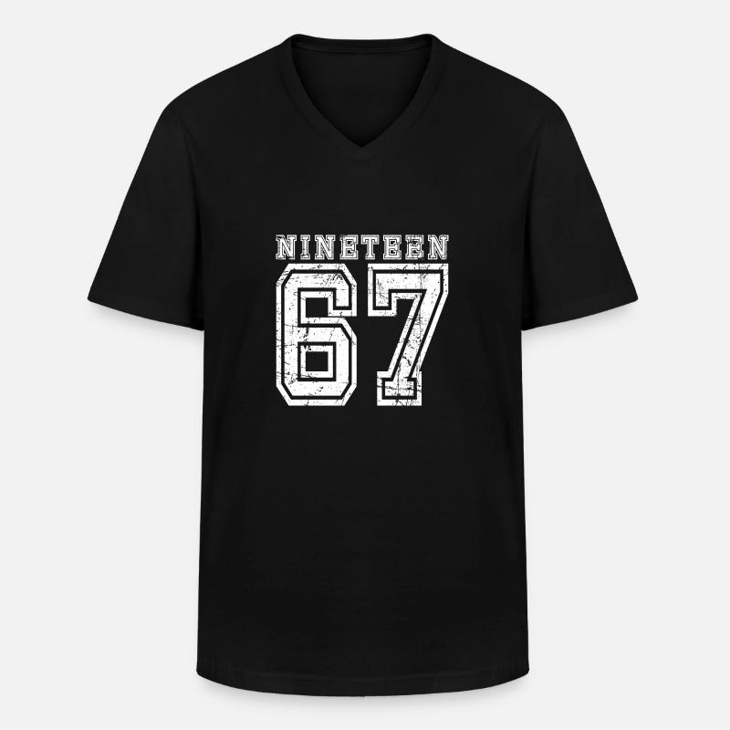 NINETEEN 1967 - Männer-T-Shirt mit V-Ausschnitt - Schwarz