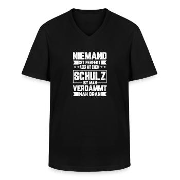 Schulz Niemand ist Perfekt Geschenkidee - Männer-T-Shirt mit V-Ausschnitt - Schwarz - Vorne - AI Model Male 178 dark (178cm)