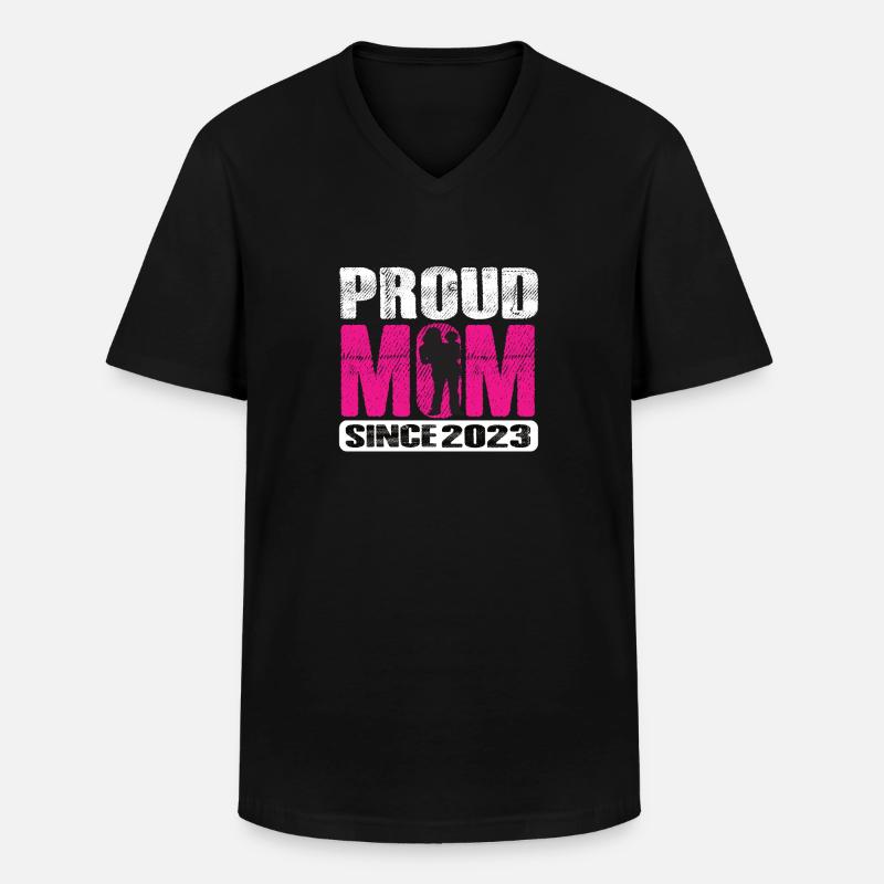Proud Mom Since 2023 - Männer-T-Shirt mit V-Ausschnitt - Schwarz