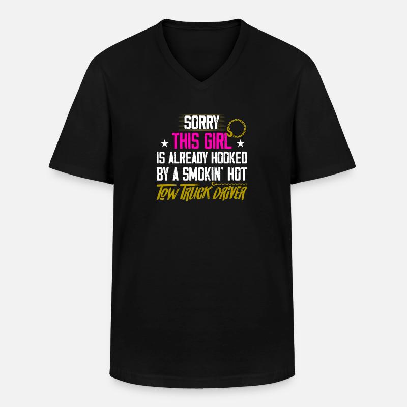Hooked By A Smokin' Hot Tow Truck Driver Operator - Männer-T-Shirt mit V-Ausschnitt - Schwarz