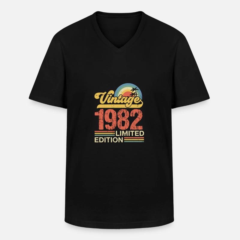 1982 - Männer-T-Shirt mit V-Ausschnitt - Schwarz