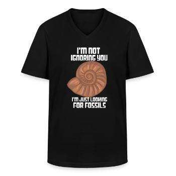 Chasseurs de fossiles à la recherche d’indices - T-shirt col V Homme - noir - Devant - AI Model Male 178 dark (178cm)