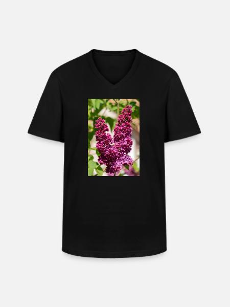 Blooming lilac in spring garden - Men's V-Neck T-Shirt - black