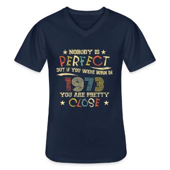 1973 Geburtstag Vintage Nobody is perfect - Männer-T-Shirt mit V-Ausschnitt - Navy - Vorne - AI Model Male 178 dark (178cm)