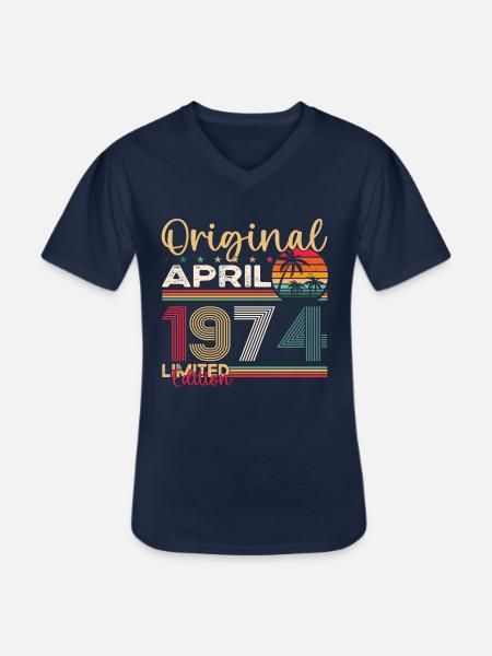 49. urodziny mężczyzny April Born 1974 Original - Klasyczna koszulka męska z dekoltem w serek - granatowy