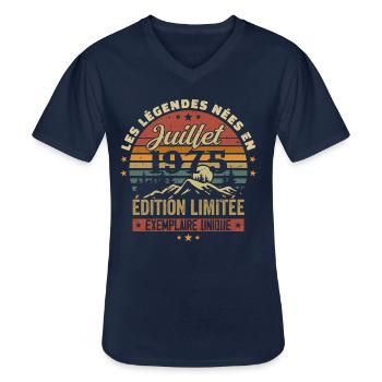 Juillet 1975 Vintage Anniversaire 1975 Juillet - T-shirt col V Homme - marine - Devant - AI Model Male 178 dark (178cm)