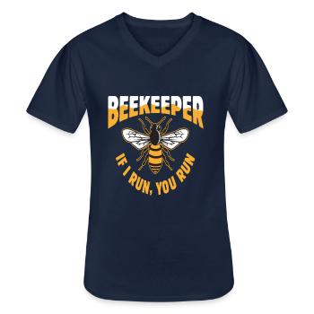 Biavler Når jeg løber, løber du - Klassisk herre T-shirt med V-udskæring - marineblå - Foran - AI Model Male 178 dark (178cm)