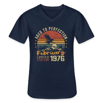 Geboren im Februar 1976. Geburtstag 1976, Februar - Männer-T-Shirt mit V-Ausschnitt - Navy - Vorne - AI Model Male 178 dark (178cm)